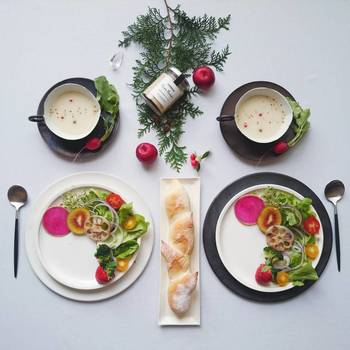 左右シンメートリーに並べたお皿。盛りつけられた料理もアートのような美しい仕上がりです。