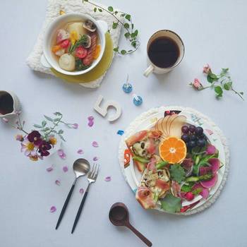 そんな flit (ふりっと) さんによる数々の写真と共に、おしゃれな料理写真を撮るためのヒントをご紹介します。