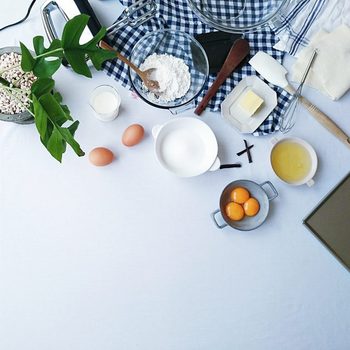 お菓子を作る過程を切りとったひとコマ。これから何ができあがるのか、ワクワクするような余白づかいです。