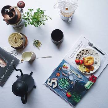 洋雑誌をランチョンマットのようにお皿の下に敷いて。まるで雑誌の中からケーキが浮き出したような面白くておしゃれな一枚です。