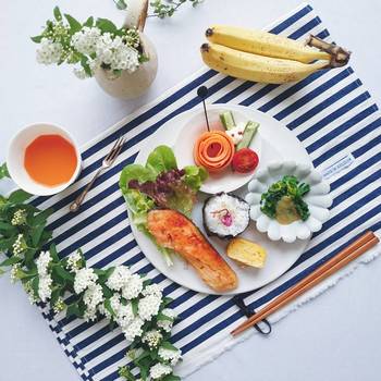 やさしい色味の料理には、ポップなストライプのテキスタイルでメリハリをプラス。
