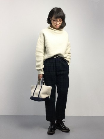 組み合わせ 着こなしがポイント ふんわり 白ニット 冬のお手本コーディネート キナリノ