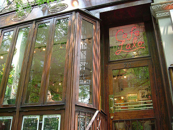 撮影は主にニューヨークのマンハッタンで行われました。
写真は「Cafe Lalo(カフェ・ラロ)」。キャスリーンがバラとジェーン・オースティンの本を目印に、メール相手を待っていたお店です。