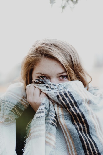 まだまだ寒さの残るこの季節は、ブランケットを用意しましょう。ブランケットがあれば気持ち良くお昼寝もできます。