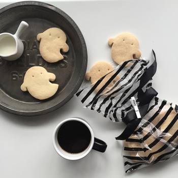 セリアのクッキー型を使ったシンプルな手作りクッキーです。しましまの半透明な袋に入れてあげると大切な人への贈り物にもぴったりですね。