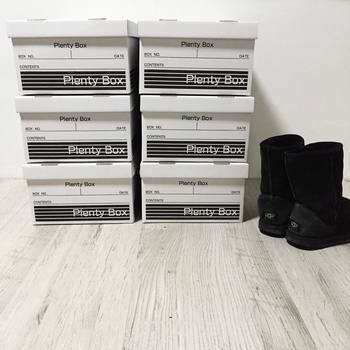 シンプルな収納に欠かせないセリアのPlenty Box。バンカーズボックス風のお洒落さなのに、リーズナブルというのがたまりませんよね。シーズンものの靴の収納に便利です。