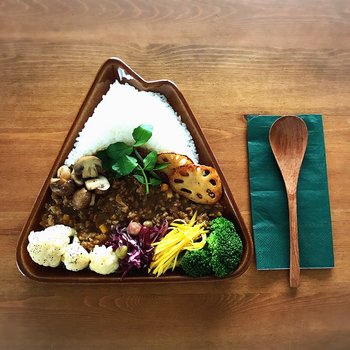 三角形の山の形をしたプレート。彩り豊かな野菜たっぷりのキーマカレーを盛り付けて、頂上のご飯はまるで雪が積もったかのようにユニーク!