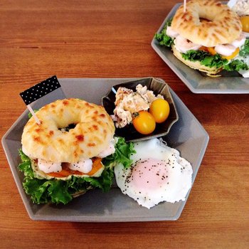 グレーがスタイリッシュな六角形のプレートに朝食を乗せて。カラフルな野菜がよく引き立ち、おしゃれな碗プレートになります。