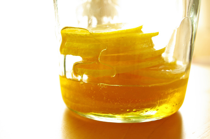 自家製レモンシロップは、煮沸消毒やアルコール消毒した瓶にスライスしたレモンと同量の砂糖を交互に入れて、一晩以上寝かせて作ります。砂糖の代わりにハチミツを入れても◎