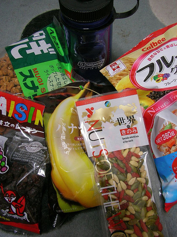 ■行動食、何を持っていく?
休憩時に食べる行動食。寒さや悪天候でゆっくりお弁当を食べる余裕がないときにも重宝するので必ず用意しましょう。エネルギー補給用の携帯食は、食べごたえのあるバータイプのほか、バテて食欲がないとき用にゼリータイプもオススメです。そのほか軽く食べられて栄養価の高いドライフルーツや、真夏には「塩飴」なども用意しておくと安心です。