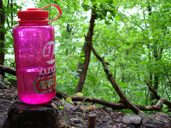 ■水は多めに用意して
登山は思った以上に汗をかきます。日帰り登山でも1.5~2リットル程度の水は用意したほうがいいでしょう。写真のような樹脂製ボトルは軽量でオススメ。山頂で温かいものを飲んだり調理したいときは、保温マグに熱湯を入れていくのも賢いワザです。