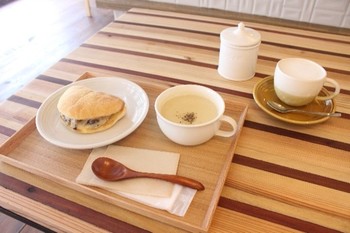 朝のカフェは8:00オープン。テイクアウトのお客さんも多くにぎわいます。朝食やランチをゆったり楽しみたい。身体にも心にも優しい味が魅力です。