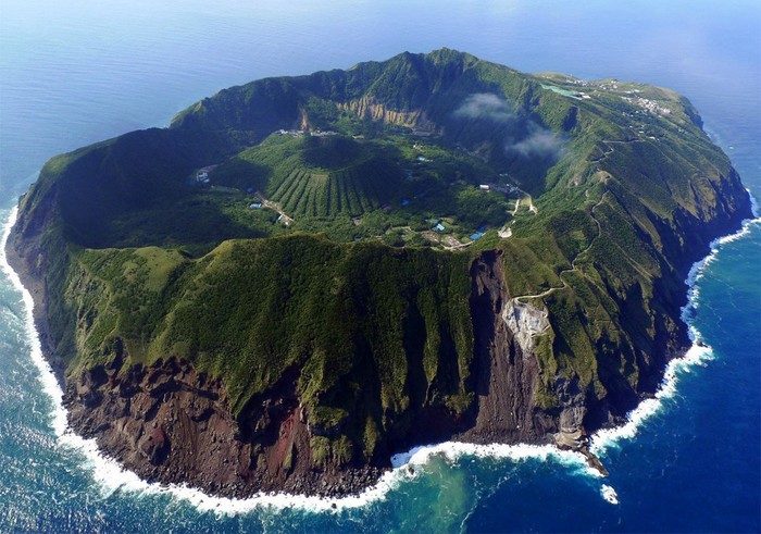 東京の南のほう、まさに大自然がそのまま残された島があります。
八丈島から連絡船に乗り、約2時間半で到着するのが、この青ヶ島。
約3000年前に大規模なマグマ水蒸気爆発が起こり、その後、年月ともに溶岩流が火口を埋め、形を変えながら現在の状態になったといわれています。