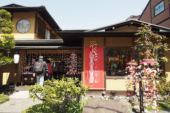 江戸期から継承された“ちりめん細工”の魅力を伝える「ちりめん細工館」は、嵐電嵐山駅から徒歩1分。