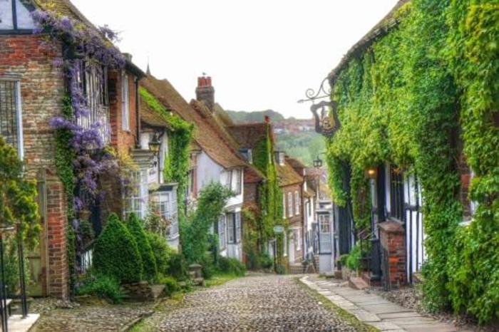 絵本の世界に迷い込んだようなイギリスのかわいい田舎町と息をの