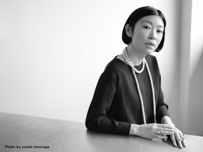 petite robe noireを手掛けるデザイナーの阿部好世さんは、高校卒業と同時に、ファッションを勉強するため単身渡米。ニューヨーク滞在中に古いコスチュームジュエリーに惹かれ、毎日のように蚤の市に通われていたそうです。