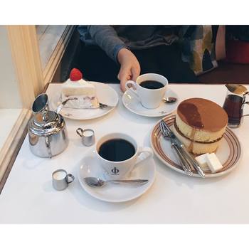 すてきなカフェは都内だけではありません。こちらは鎌倉のイワタ珈琲店。分厚い2段重ねのホットケーキが名物です♪