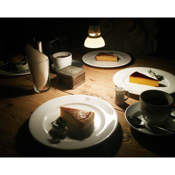 栃木県那須にあるNASU SHOZO CAFE(ナス・ショウゾウ カフェ)です。暗がりの中でなんだか親密感が伝わってくる一枚ですね。