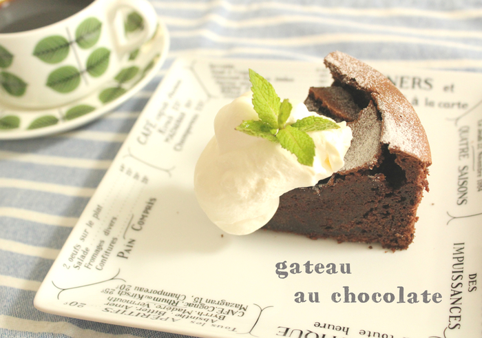 チョコと生クリームのハーモニー、最高ですよね♪
ちなみに、生クリームを泡立てるときにブランデーを少々加えると、ケーキとの調和がとれてより美味しくなります。