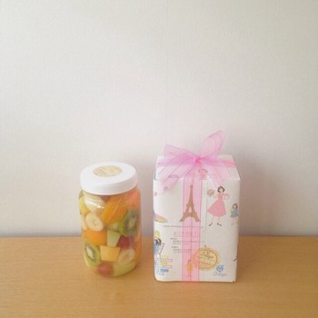 レトロな包装紙が女子心をくすぐる、近江屋洋菓子店のフルーツポンチは一度食べてみたい逸品です。