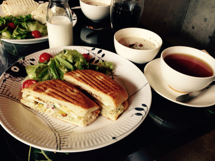 ニコライバーグマン ノム”で、お花に囲まれた北欧ティータイムを ニコライバーグマン ノム”で、お花に囲まれた北欧ティータイムを