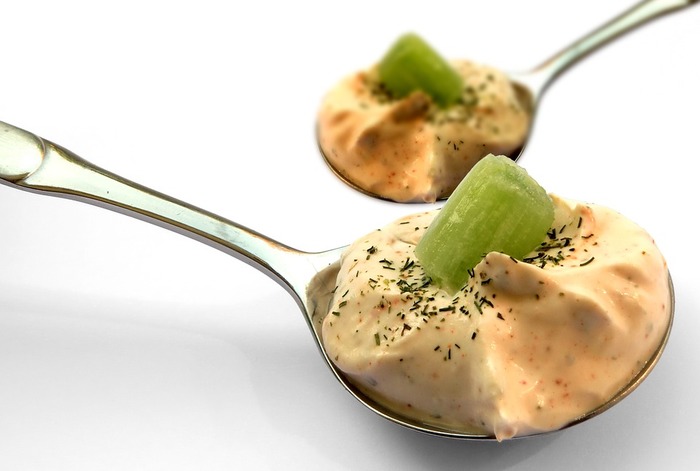 ほんの少し盛り付けたい料理などに使えそうな方法ですね。食べやすくて、しかも食卓のいいアクセントになります。