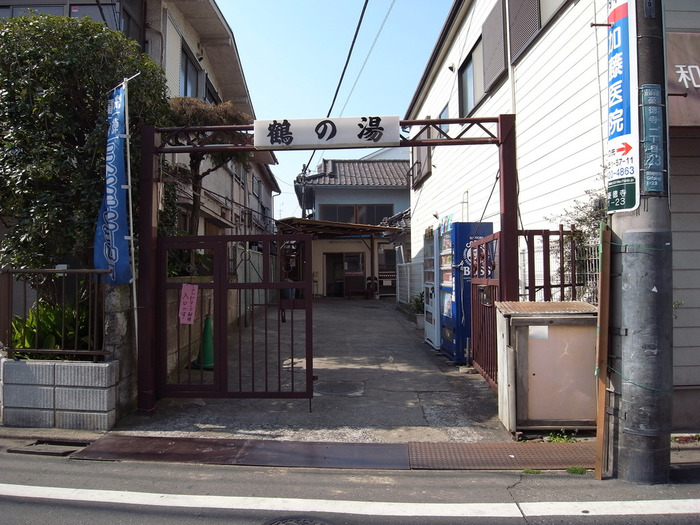 日本の銭湯!といったイメージの富士山の壁画、カランの並び方が懐かしくもあり、逆に新しくも感じる「鶴の湯」は、人気エリアの世田谷・豪徳寺にあります。