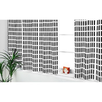 光を調節してくれるカーテンも、くつろげるムード作りには欠かせないアイテム。お部屋の雰囲気を大きく左右するので、色選びは大切です。