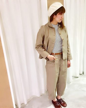 小さめの襟やストンとしたシルエットのジャケットは、袖も着丈も短めなのでかっちりというよりかわいらしいイメージを作れそう。パンツもテーパードでクロップド丈なのですっきりと見えますね。インに着た細ボーダーや丸みを帯びた革靴でカジュアルテイストに仕上がっています。