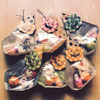 ハロウィンのお菓子には、こんな見えるラッピングはいかがですか?折り紙で折ったかぼちゃを飾り付けて、ハロウィン気分いっぱいに♪