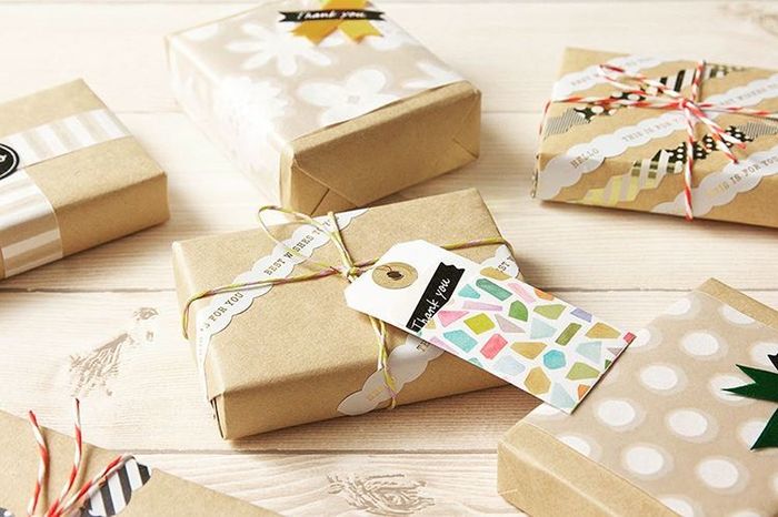 包装紙の上に透け紙を巻き付ければ、シンプルだけど品のある、とっておきのプレゼントに!紙ひもで十字に結んだり、タグを巻きつけたり、贈る人を思い浮かべながらのラッピングも素敵ですね♪