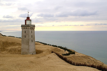 「SKAGEN(スカーゲン)」は、スカンジナビア半島、最北端に位置する大変美しいデンマークの街の名前です。スカーゲンのアイテムは、この街の美しい街並みと自然が作り上げる景色から多くのインスピレーションを受けていると言われています。