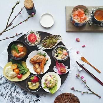 もう少し大きいトレイなら、こんなにたくさんのお皿や小鉢を並べられます!食卓にランダムに並べるよりも、見た目がずっと華やかになりますね。そして、ご飯とお茶は別のトレイに。2種類のトレイを組み合わせて使うテクニックです。