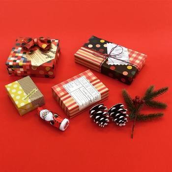 クリスマスの贈り物は、“Chotto”の定番アイテム・オリガミオリガミを、マスキングテープでパッチワークのように組み合わせたラッピングです。クリスマスらしいカラーや柄を選んだり、あえて紙質を変えてみたりと、自分だけのオリジナルのラッピングが楽しめます。