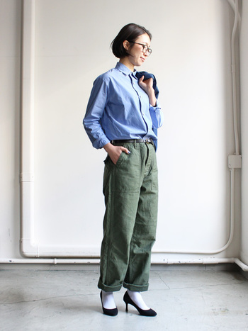 リラックス 甘辛 フェミニン ミリタリーパンツ のキレイめ大人カジュアルコーデ キナリノ