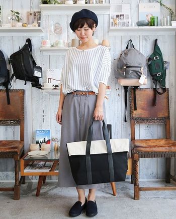 ホワイトをベースにしたストライプのトップス。ワイドパンツにタックインして着こなせば、シルエットにもメリハリをプラス!爽やかさもUPした春らしいコーディネートです。