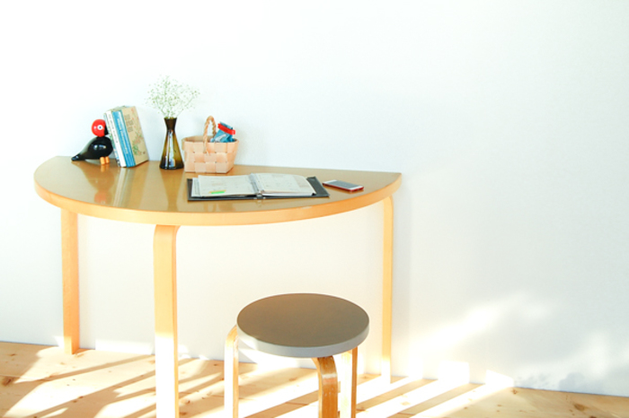 壁際には『これしかない』。アルテックの半円テーブル | キナリノ
