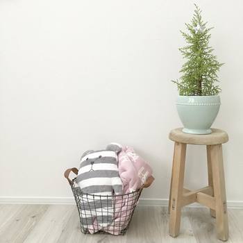 ブランケットと一緒に布のぬいぐるみをざっくりと入れて。思わず微笑んでしまう優しい光景ができあがりました。