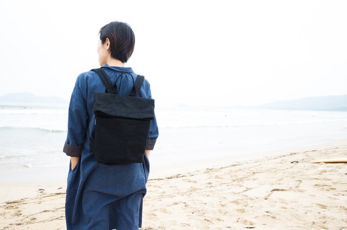 今期流行中のリュックスタイル。チビリュックは名前の通り小さめで、マチが少ない分、すっきりとした形になっています。大人の女性に似合う、スタイルのいいお手頃リュックです。