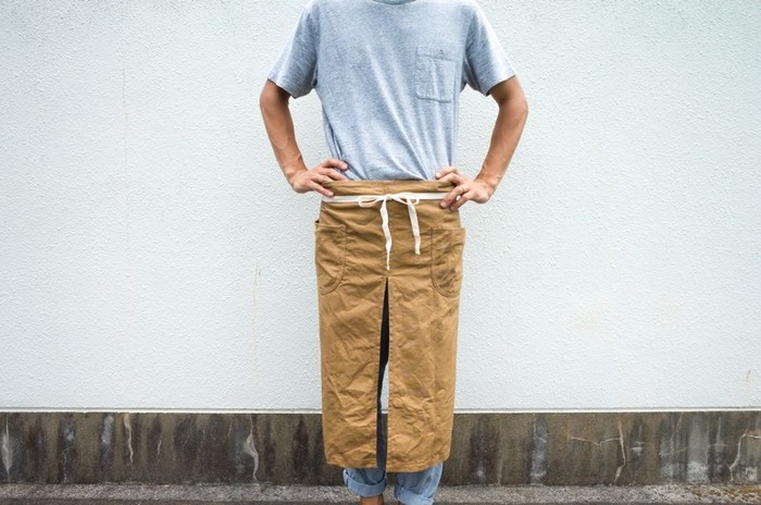 ものづくりをする人たちの為のエプロン。ポケットには色んな道具を入れることも出来、前のスリットは動きの軽快さを助けてくれます。作業の効率も上がる気がしてくる、頼もしいエプロンです。