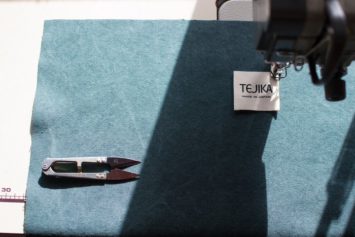 「TEJIKA」(テジカ)は手作りバッグのブランド。「手近」のブランドネームの通り、親しみやすい帆布や綿の素材を使ってカバンやエプロンなどを作っています。