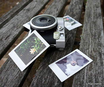 こちらのinstax mini 90も多重露光が楽しめるポラロイドカメラです。ポラロイドカメラは見た目も可愛いので女子に人気がありそうですね。
手軽さも魅力です。