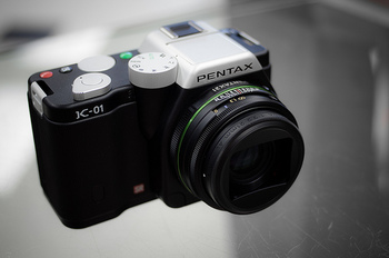 こちらはPENTAXから発売されているK-01です。
こちらのカメラも多重露光を楽しめます。
これからカメラを購入しようとされる方は、その他の性能など、各社を比べて購入されるといいと思います。