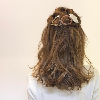 個性的なヘアアクセを3つ重ね付けして、シンプルなハーフアップを印象的に。トップの部分を引き出して、よりルーズにまとめるのがポイントです。ワックスなどを使うと扱いやすくなりますよ。