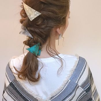 くるりんぱと三つ編みのミックススタイル。襟足に後れ毛を残せば女性らしさもUPします。3つのヘアアクセの形を揃えるのもおしゃれ!