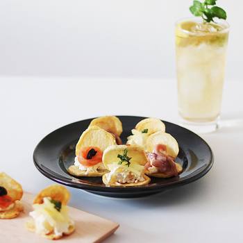 小さめのプレートには、ポテトチップスにクリームチーズをのせたフィンガーフードを。ハイボールのおつまみに、黒いプレートを使うと大人っぽい雰囲気を演出できますね。