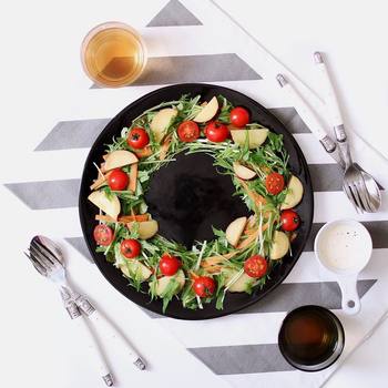 黒いプレートの真ん中をあけて、リース風にアレンジした水菜のサラダです。黒だと真ん中をあけたときにも見栄え良く仕上がります。