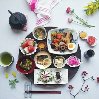 少し地味な印象になりがちな煮物には、人参やレンコンを飾り切りに!なんだかワクワクする食卓になりますよ。