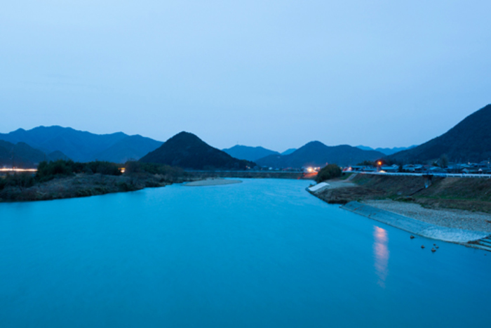 1本の糸作りから生まれる播州織。「hatsutoki」 の優しいシャツと