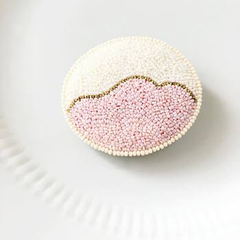美しいビーズ刺繍が目をひくブローチです。大きめなので、バッグにつけたりと活躍してくれそう。
